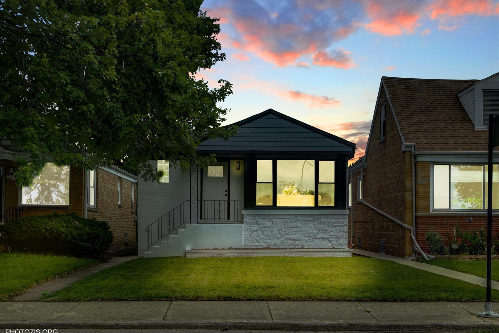 a view of a house with a yard