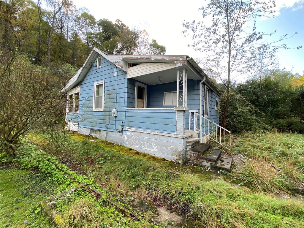 a view of house with yard