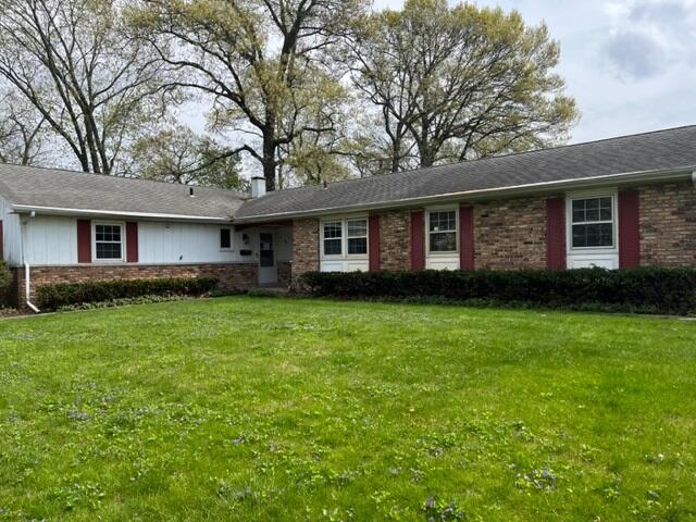 a view of a house with a backyard