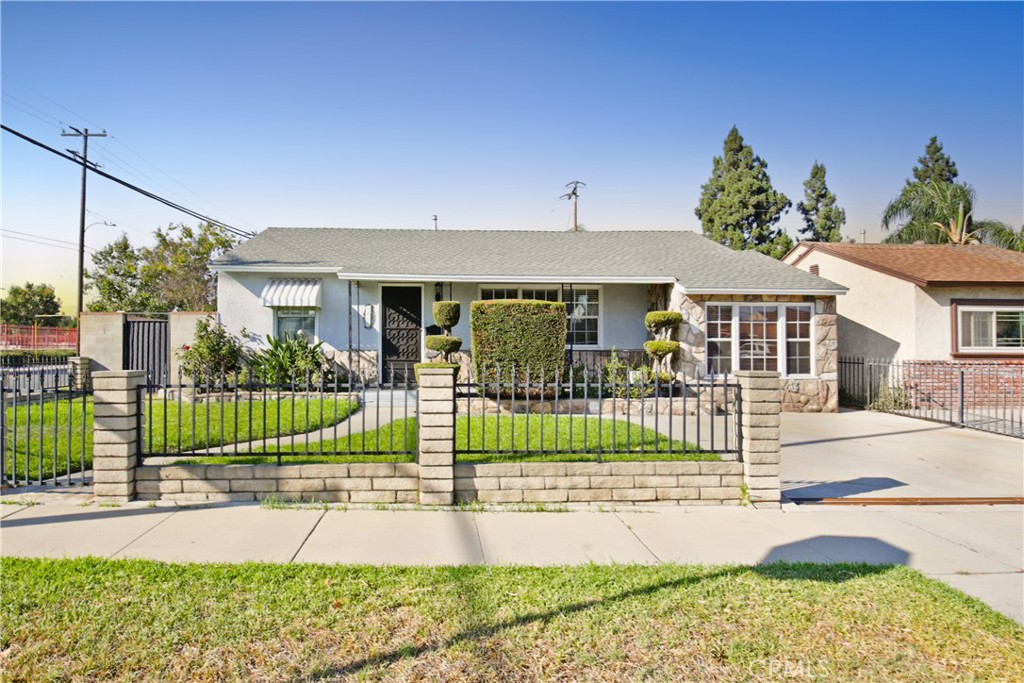 a view of a house with a small yard and plants