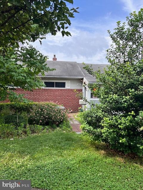 a view of house with a yard