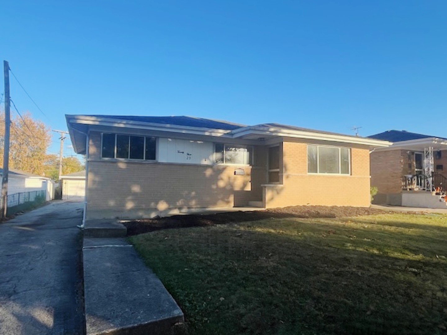 a view of a house with backyard