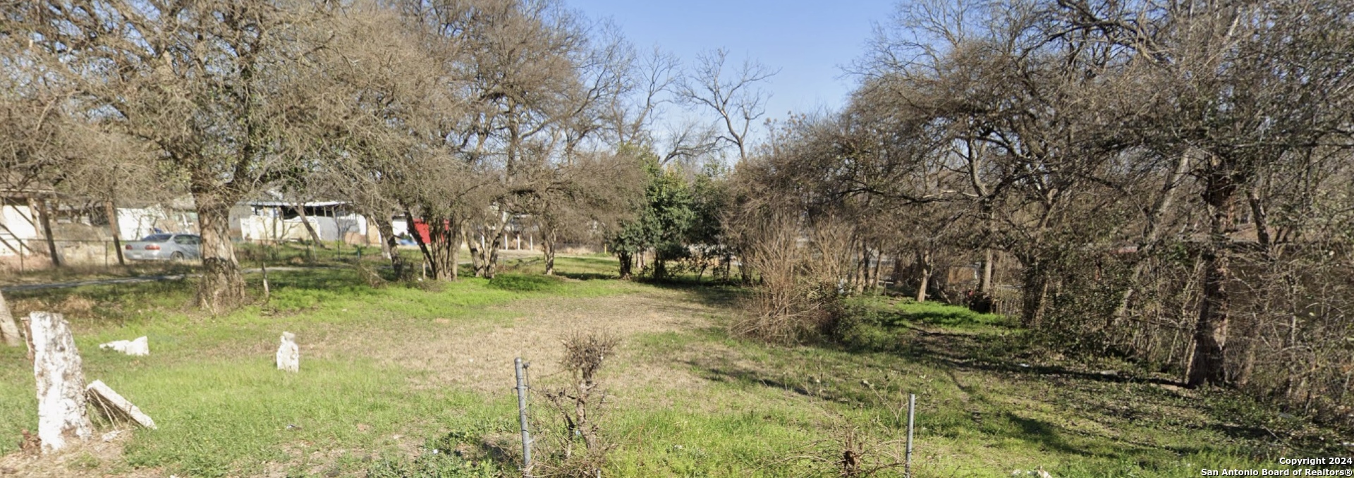 a view of yard with green space