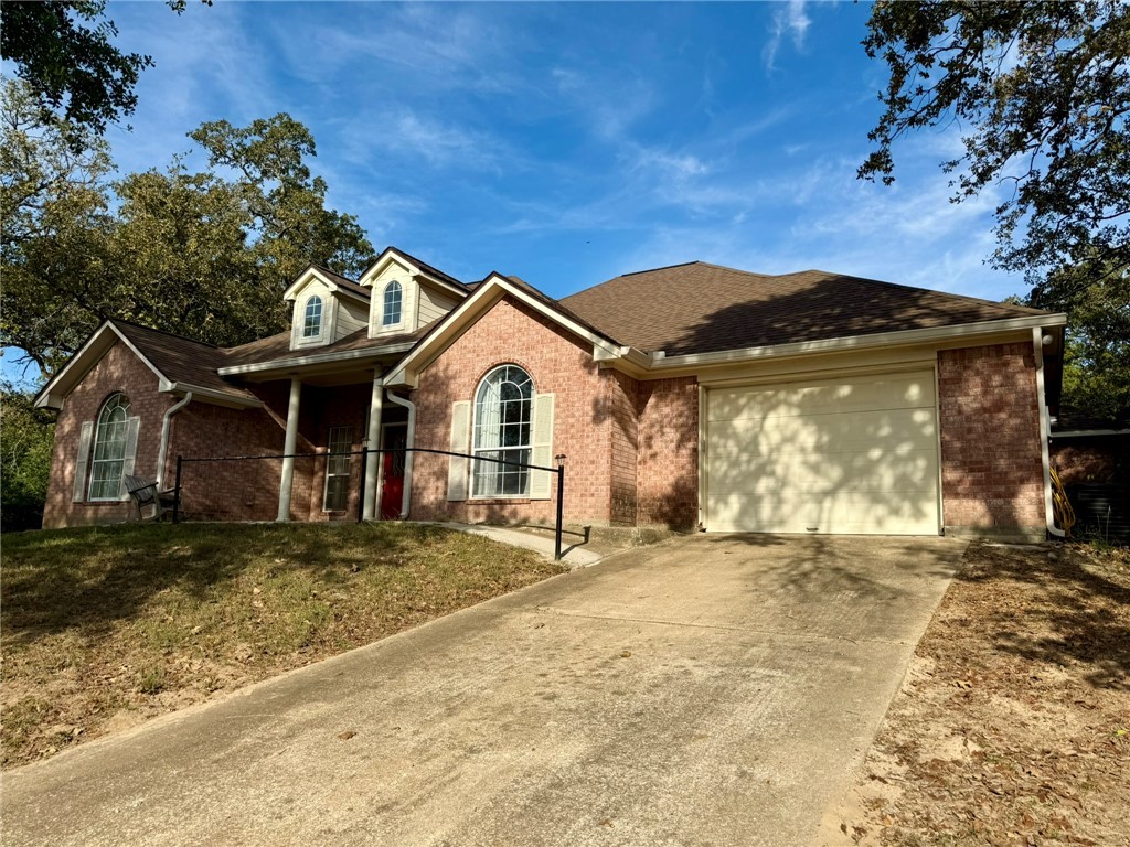 a view of front of a house with a yard