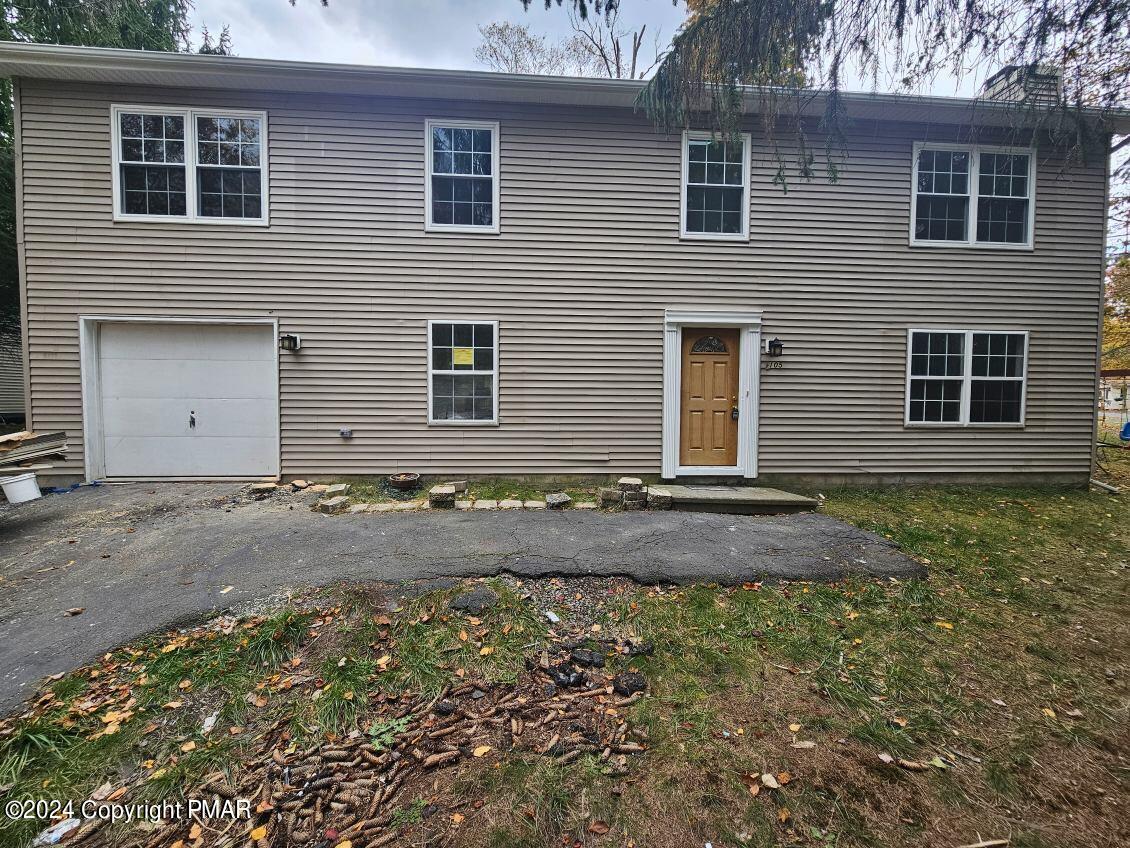 a view of a house with a yard