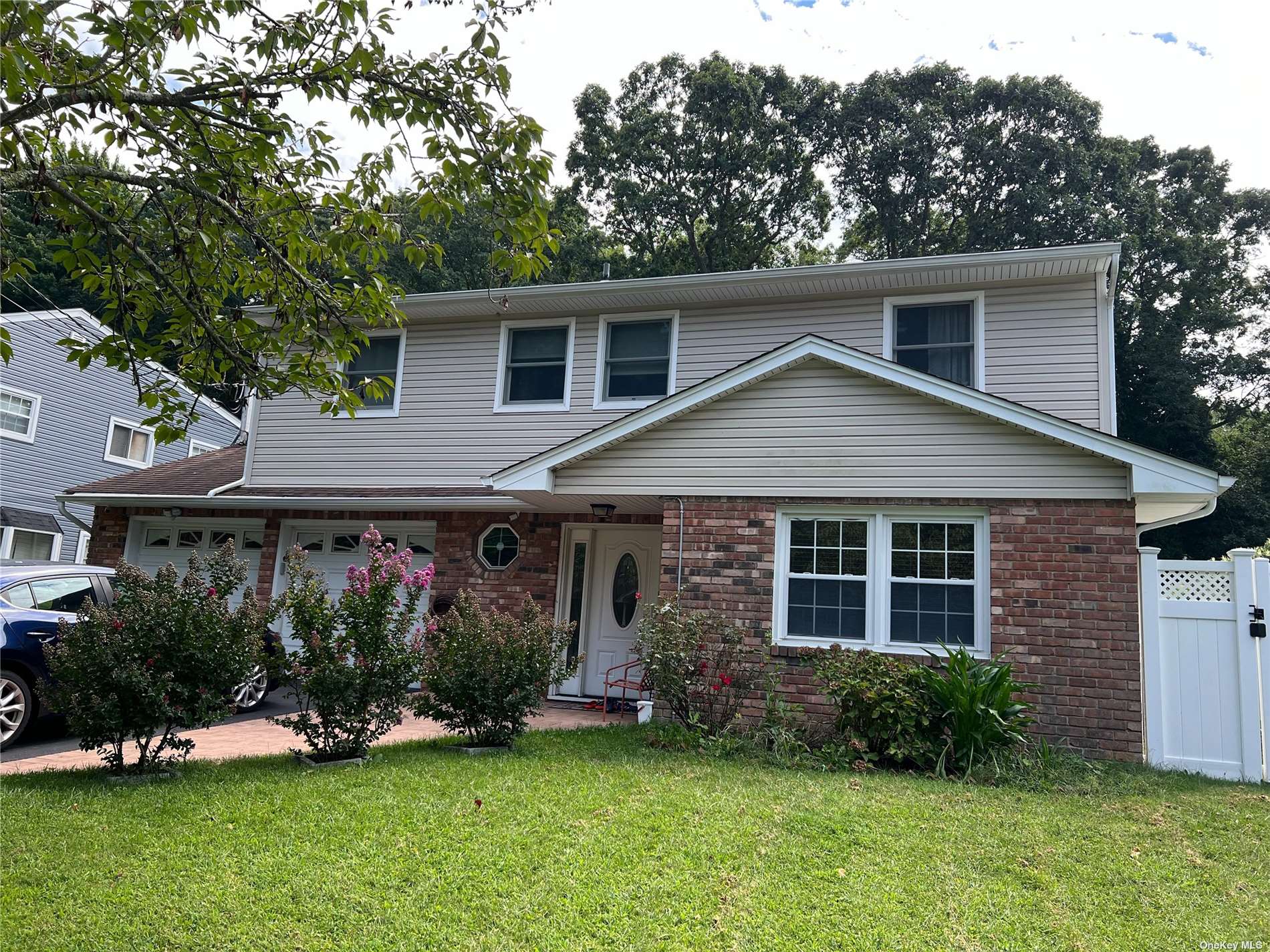 a view of a house with a yard and plants