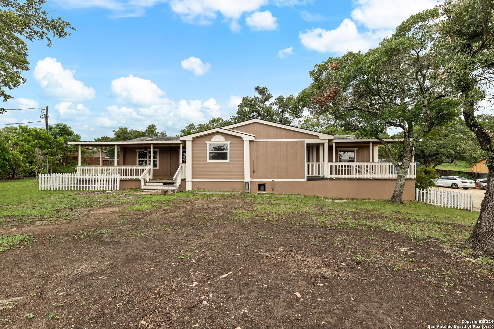 a view of a house with a backyard