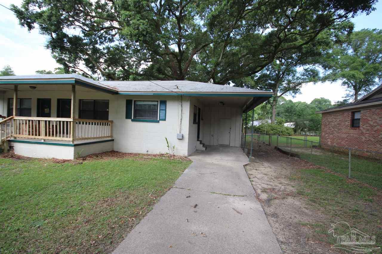 a view of a house with a yard