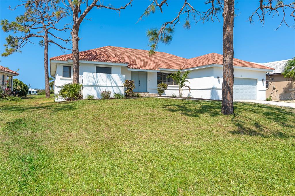 a view of a house with a yard