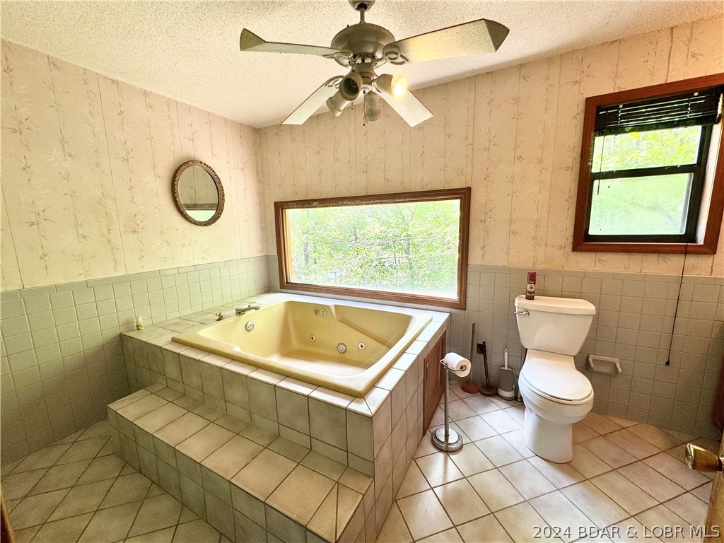 Large tub with a view of the lake