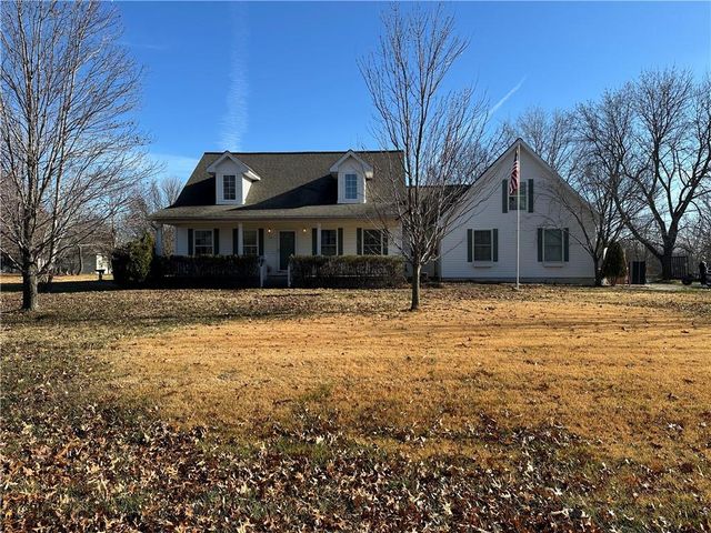 $375,000 | 114 Northwest 253 Road | Fields Creek Township - Henry County