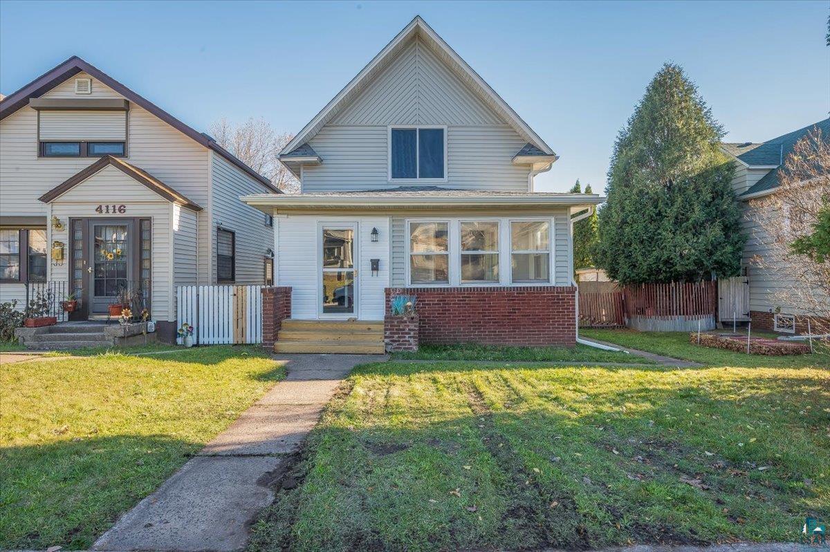 View of front of property featuring a front lawn