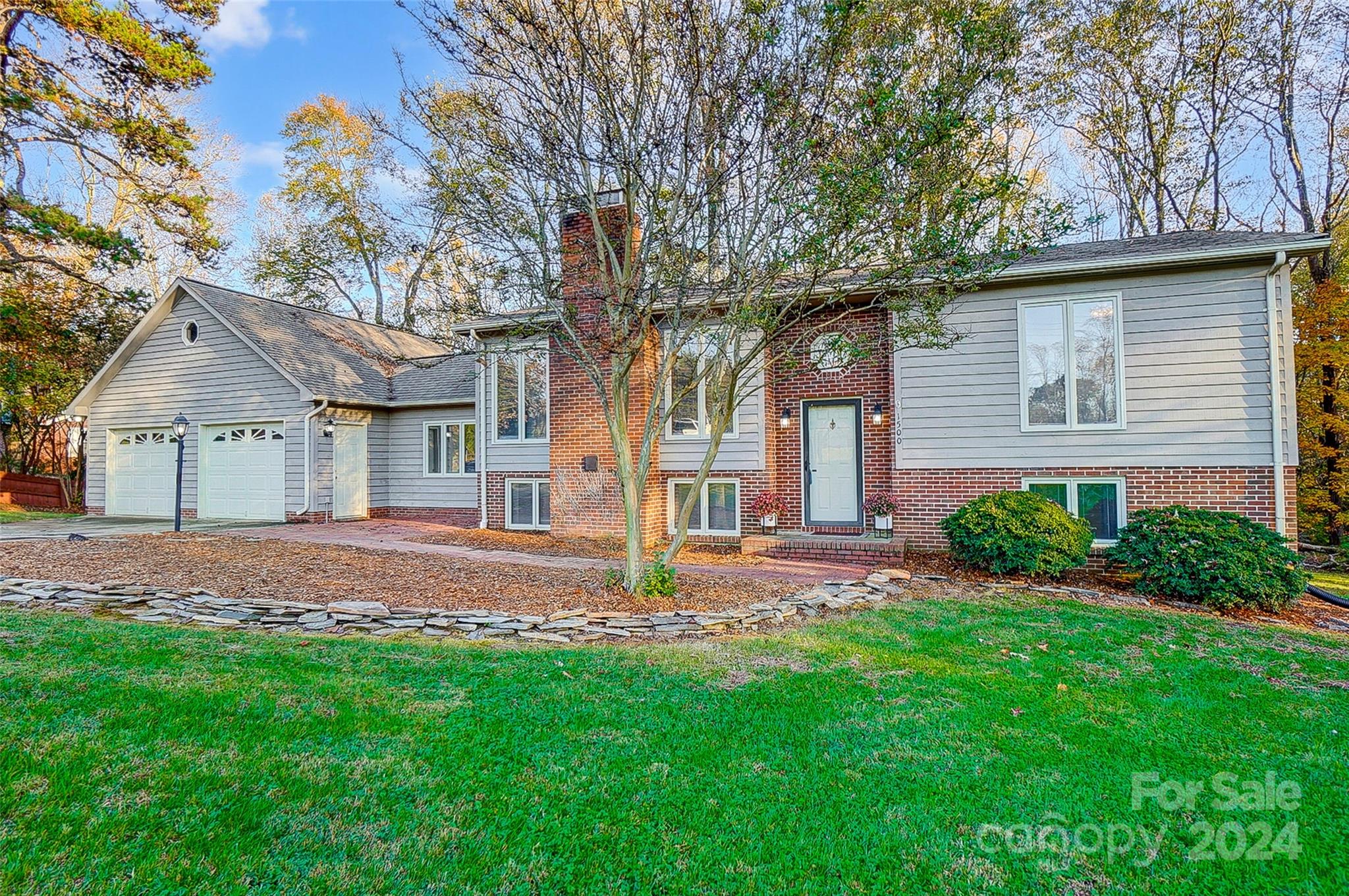 a view of a house with a yard