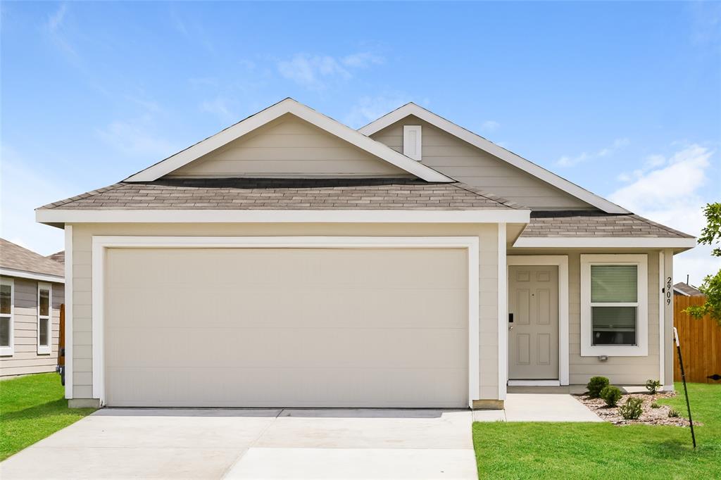 a view of a house with yard