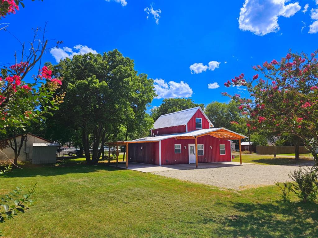 a view of a yard with front a house