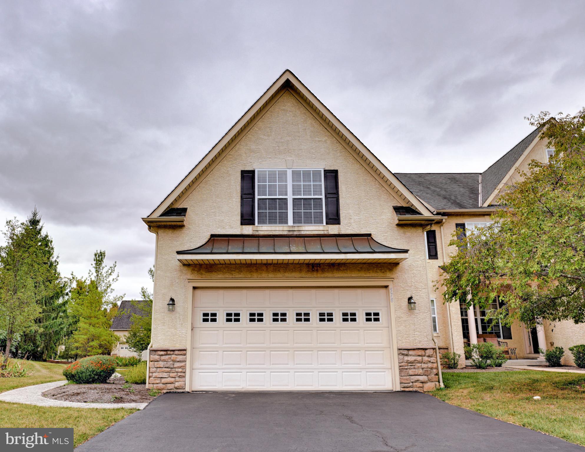 a view of house with a yard