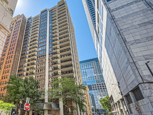 $299,000 | 201 East Chestnut Street, Unit 19D | Near North Side