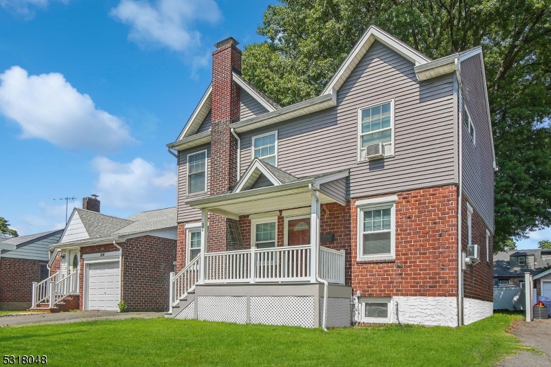 a view of front of a house with a yard