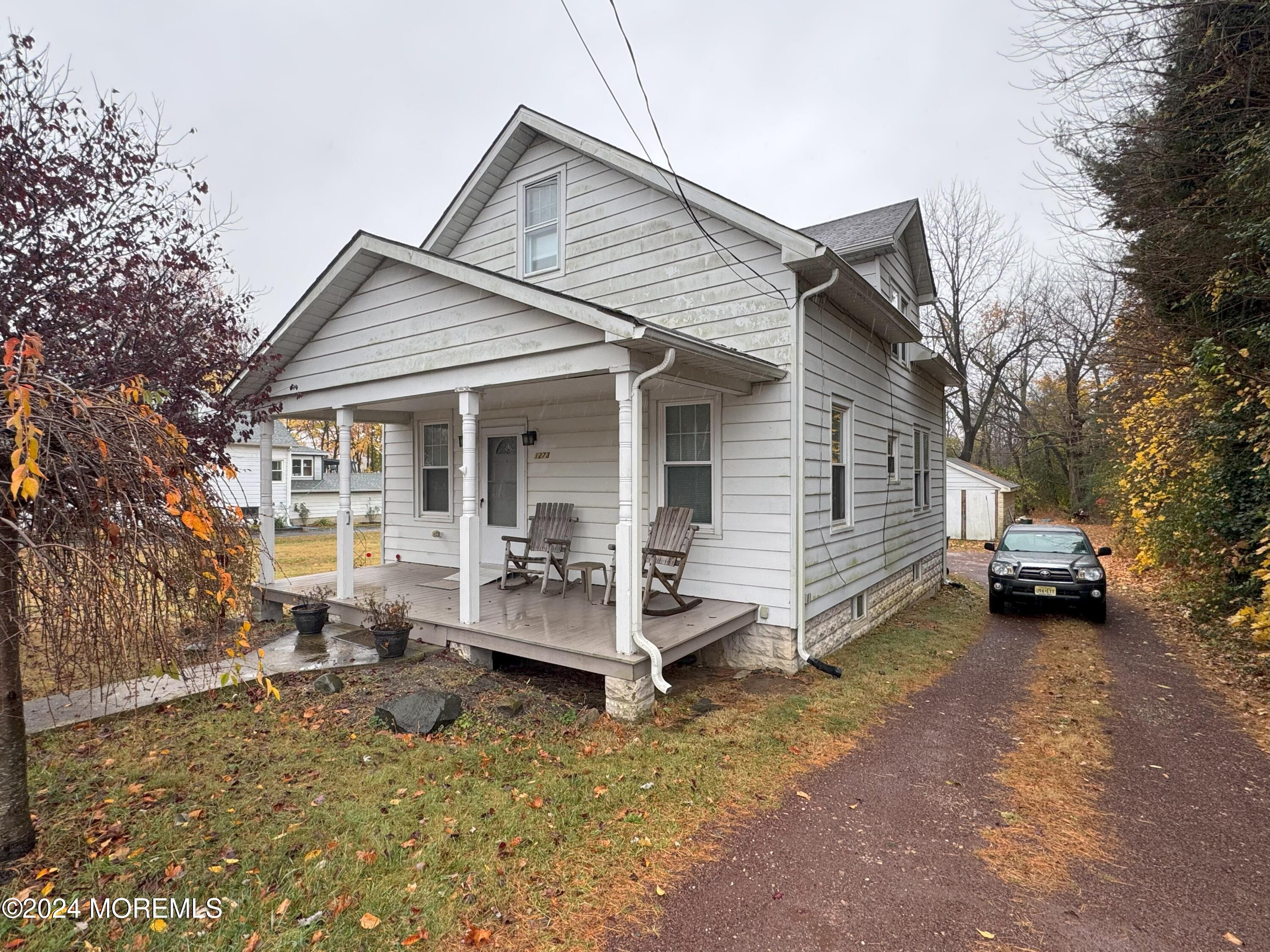 a view of a house with backyard