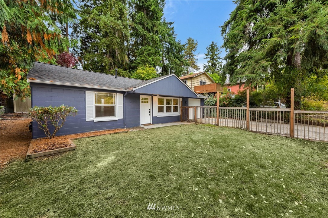 a view of a house with backyard and garden