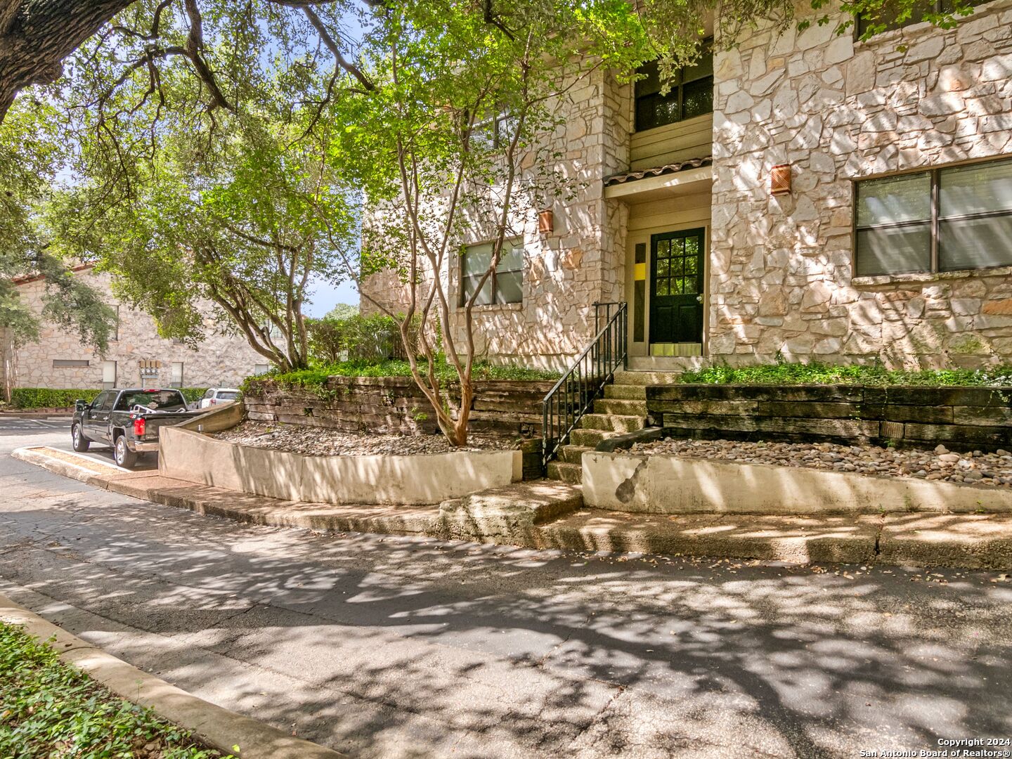 a view of a yard of the house