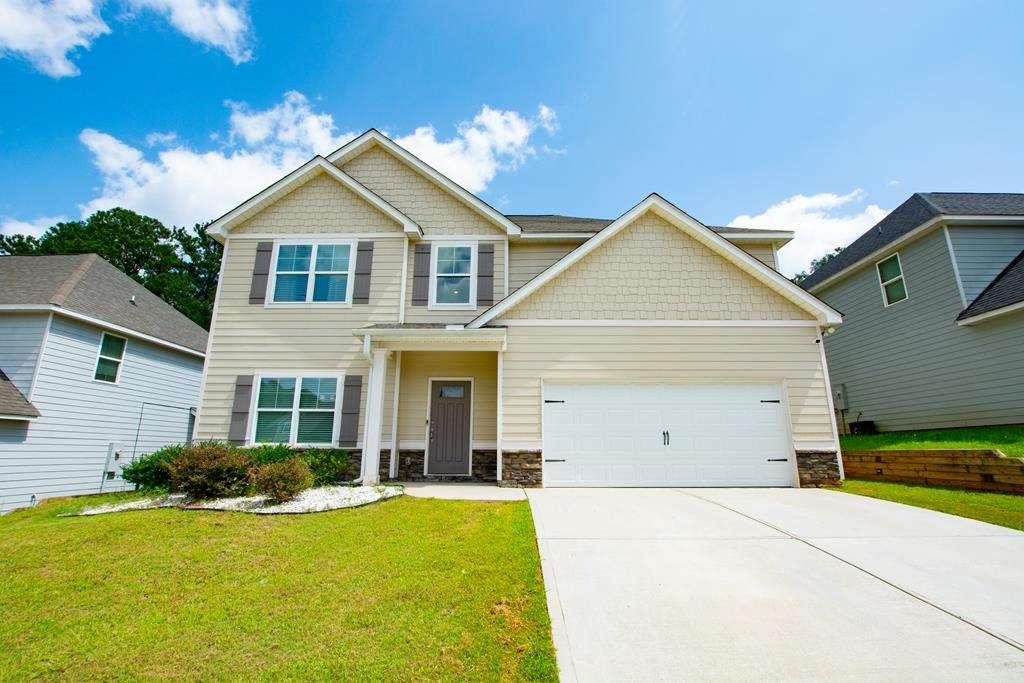 a view of a yard in front of house