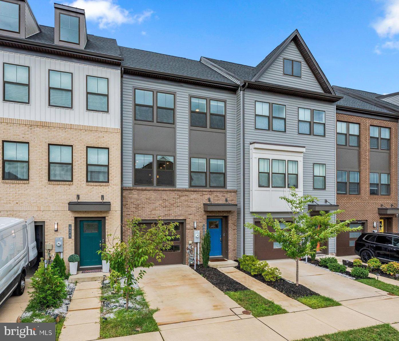 Beautiful townhome in Tanyard Shores community!