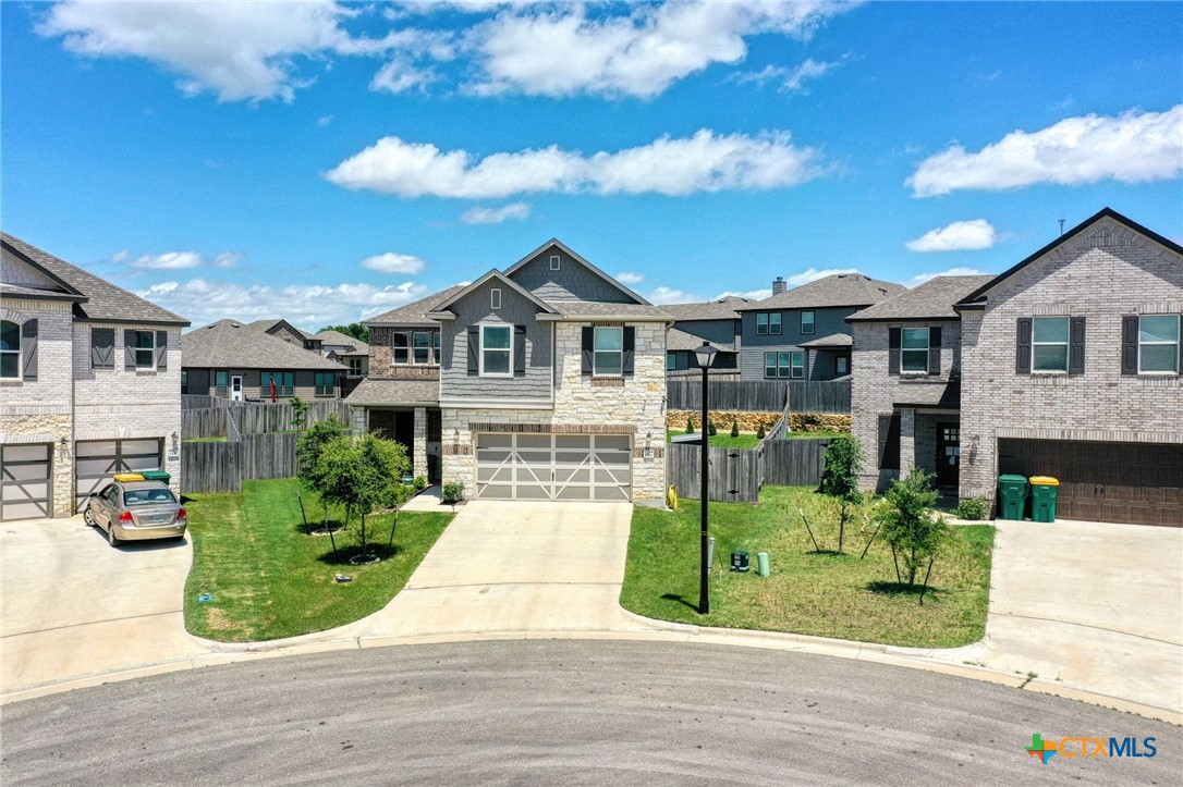 a view of a yard in front of house