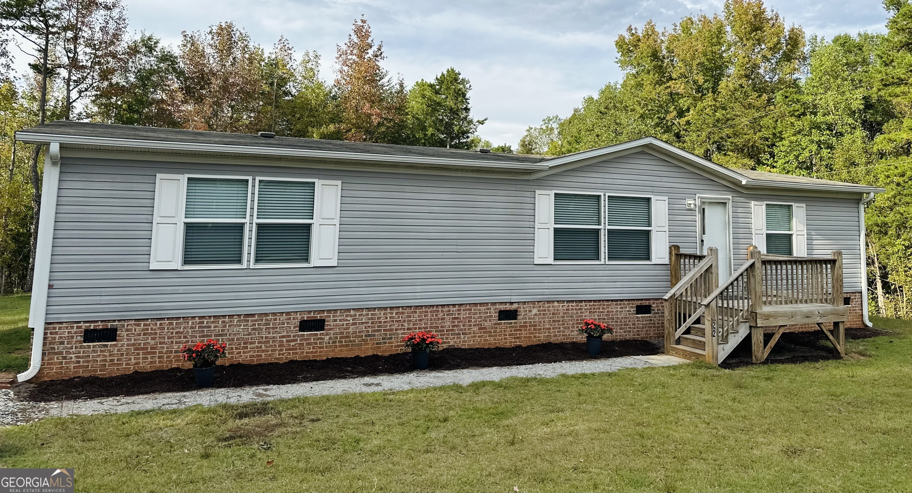 a view of a house with a backyard