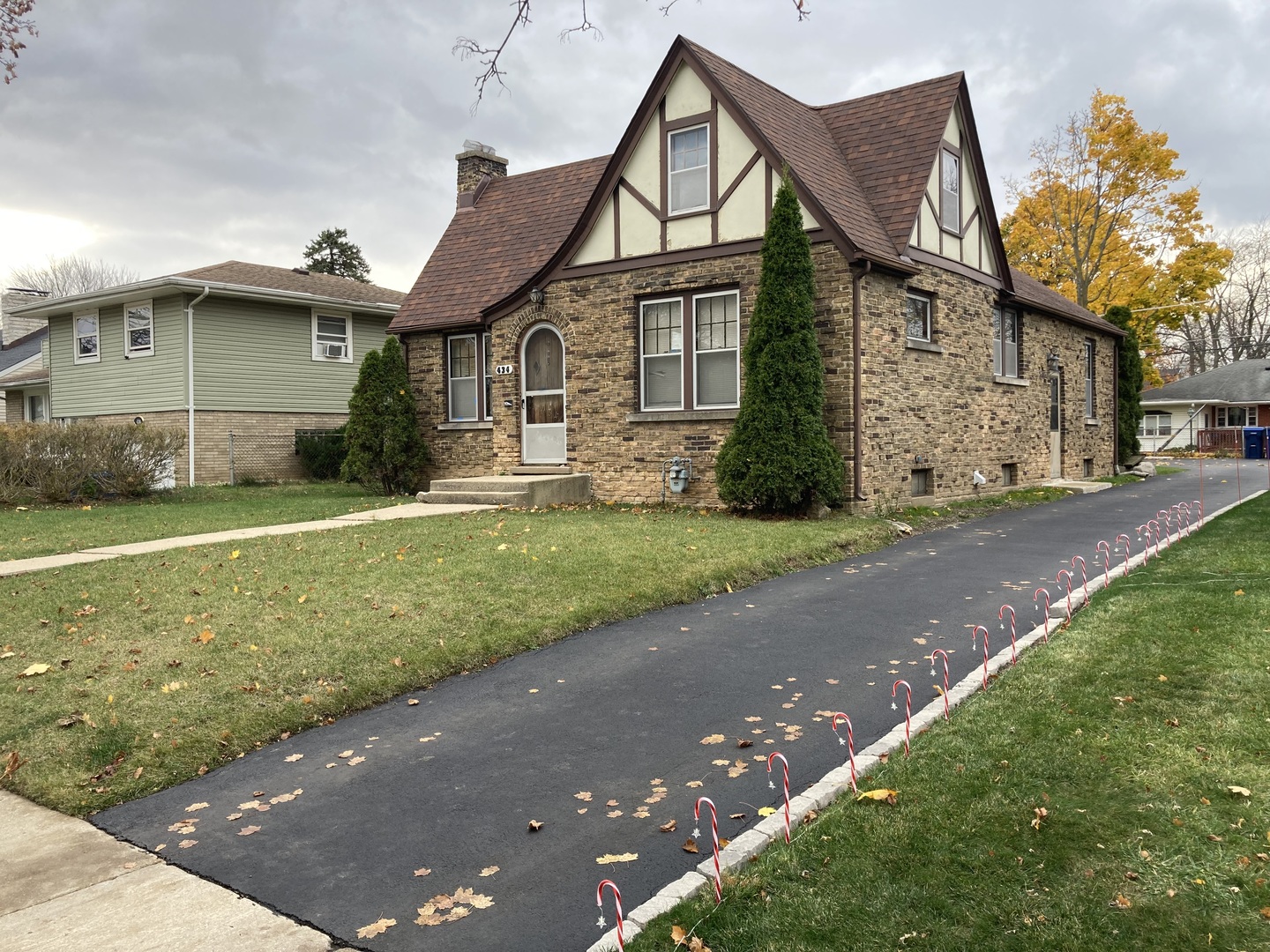 a view of a yard in front of a house