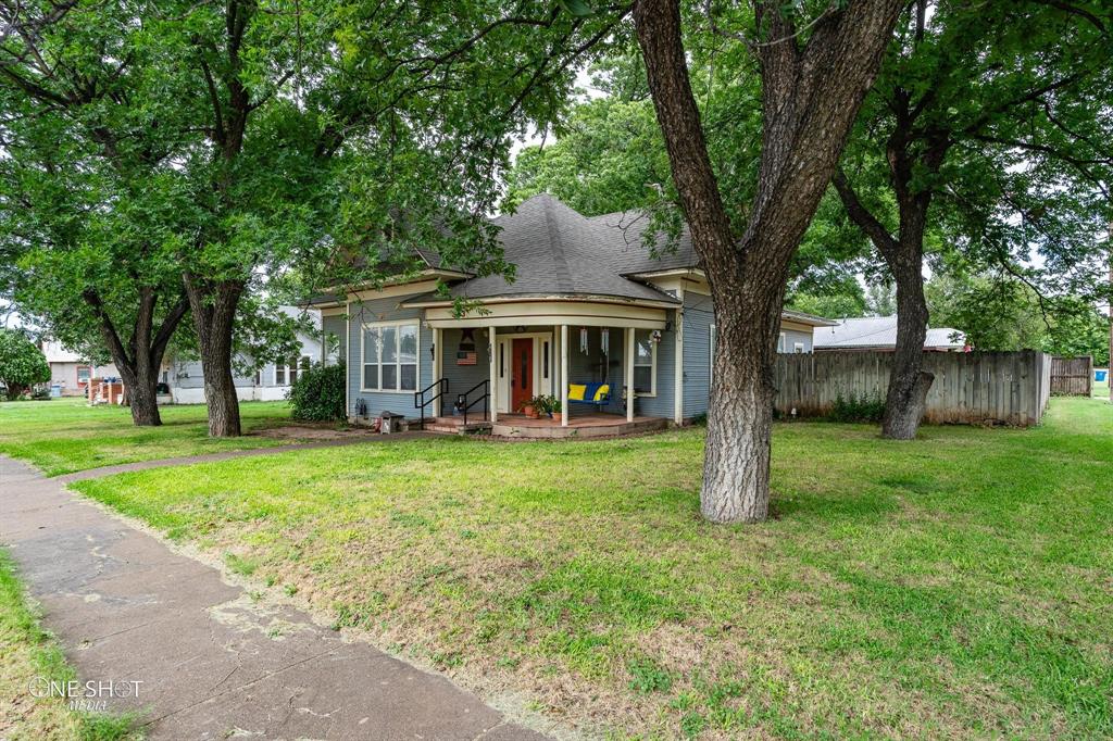 a view of a house with backyard and garden