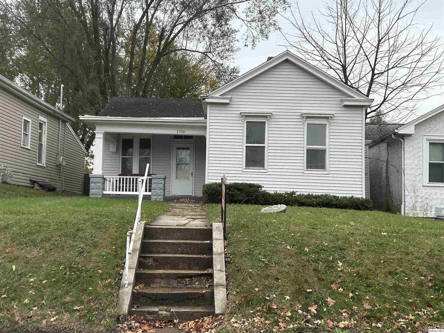 a view of a house with backyard