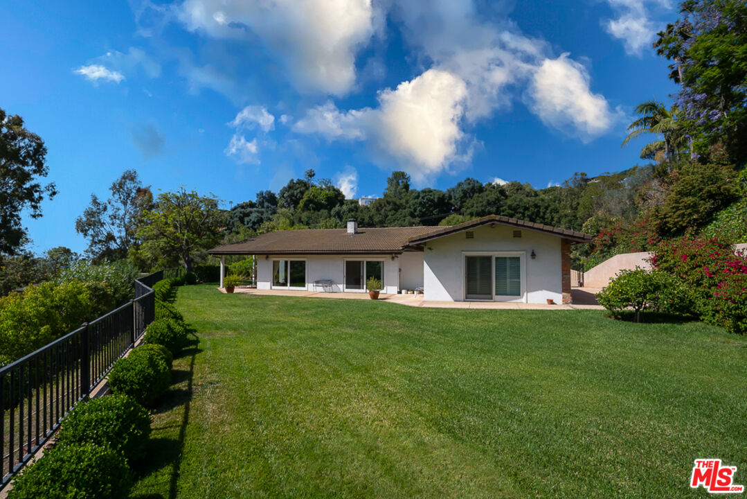 a view of a house with backyard and garden