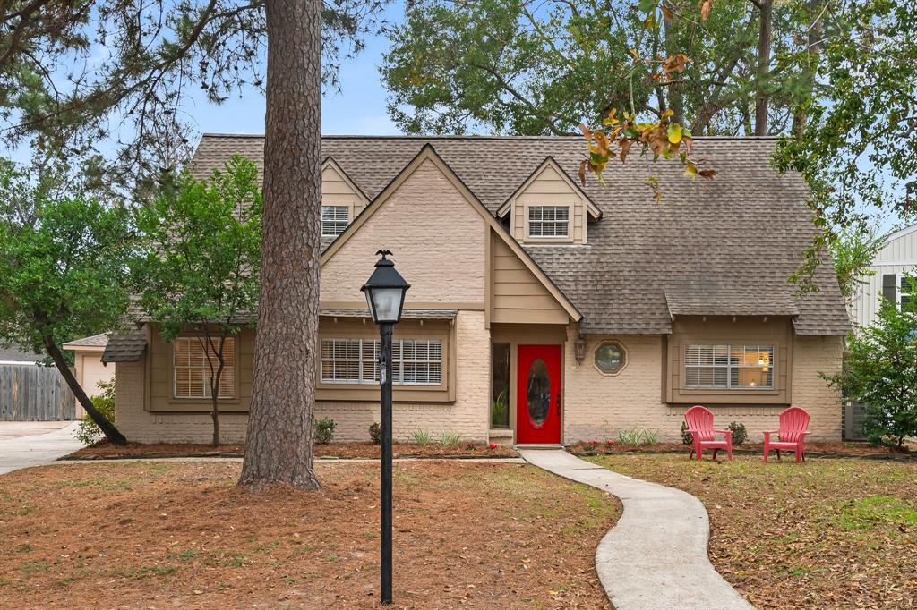 Welcome to this charming traditional style brick home with red front door located in the community of Vicksburg, adjacent to The Woodlands.