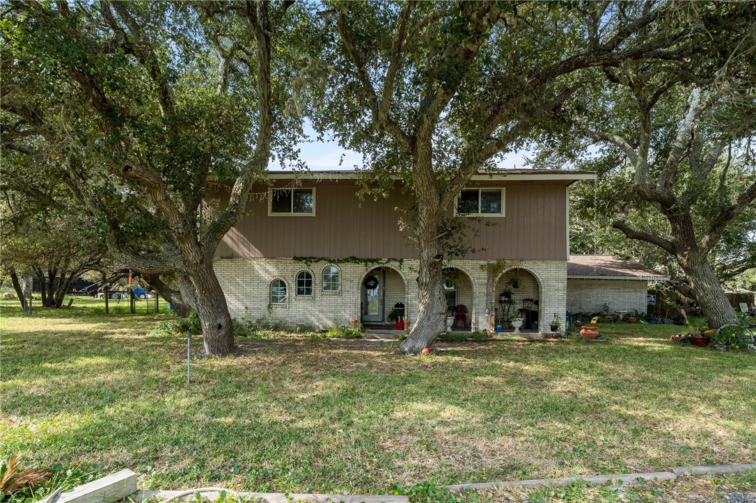 a view of a house with backyard