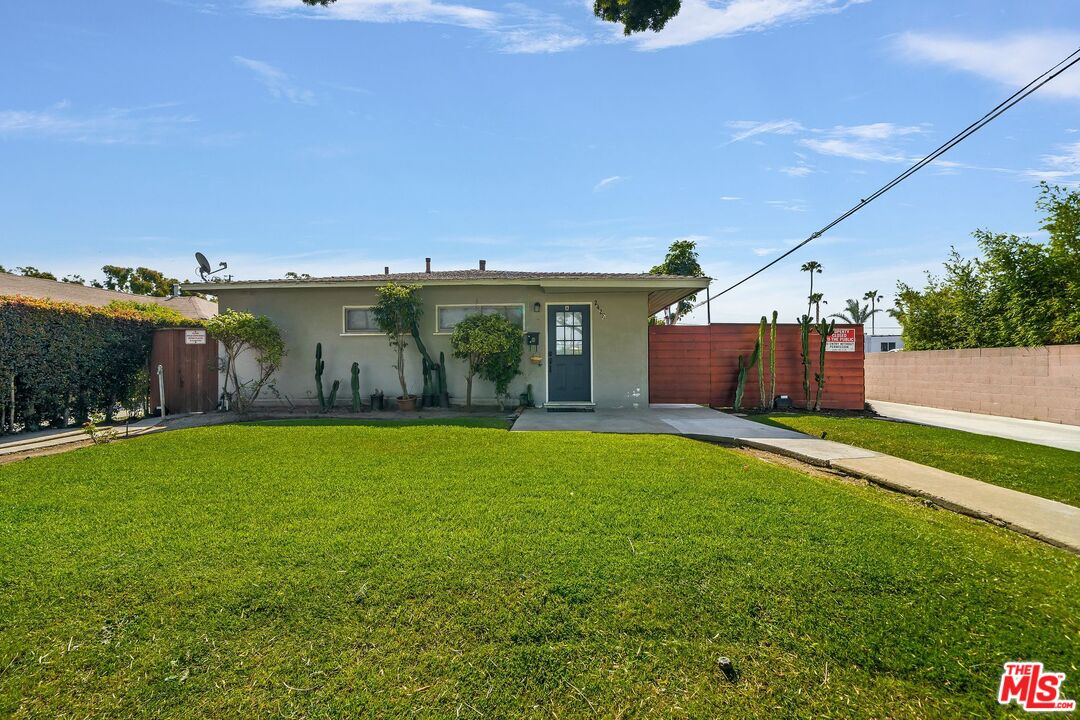 a view of a back yard