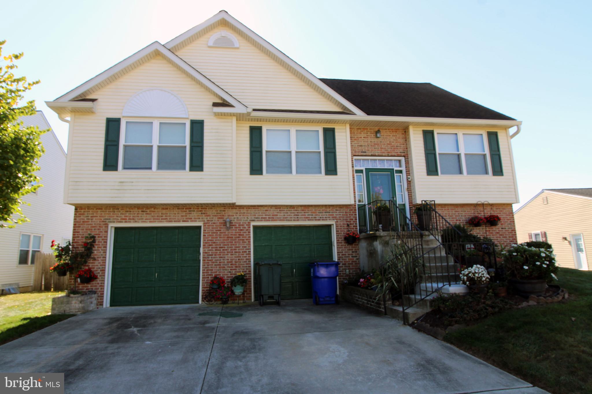 a view of a yard in front of house