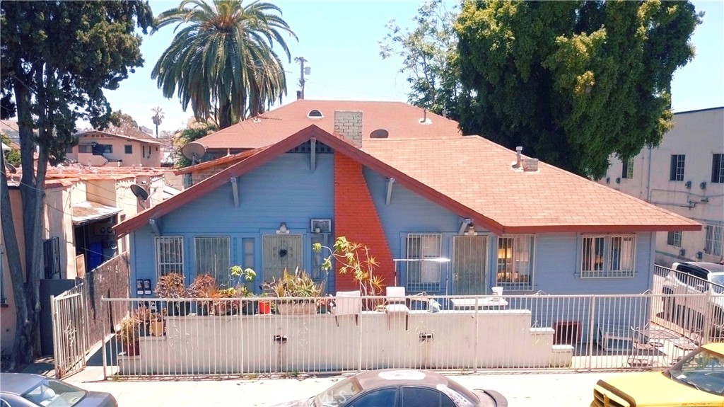 a view of a house with swimming pool and sitting area