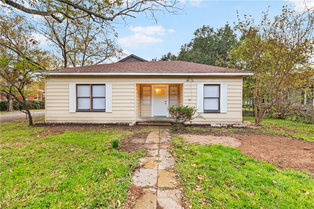 View of front of house with a front yard