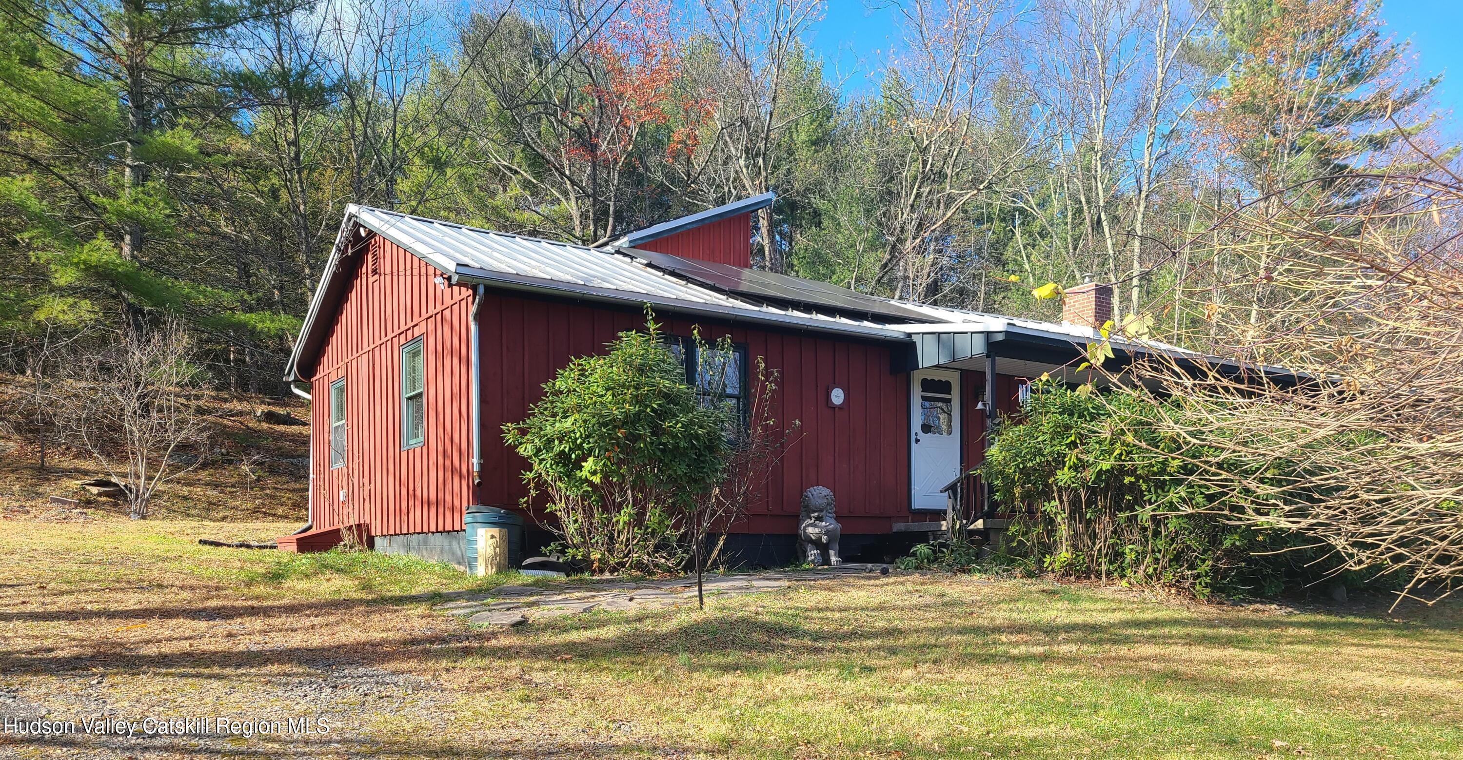 a view of a house with backyard and plants