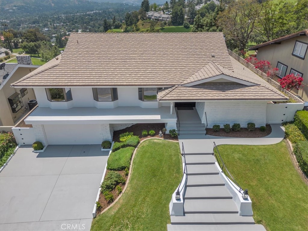 a view of a house with a backyard