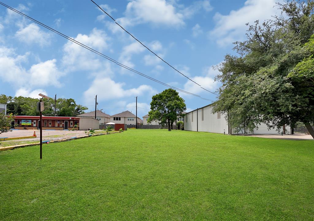 a view of a garden and basketball court