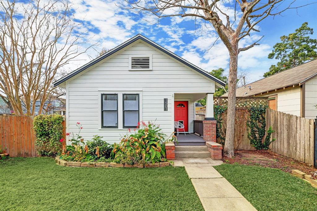 Adorable Heights Cottage on the NW corner of Ashland & W15th St.