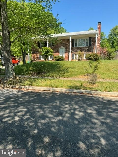 a view of a house with backyard