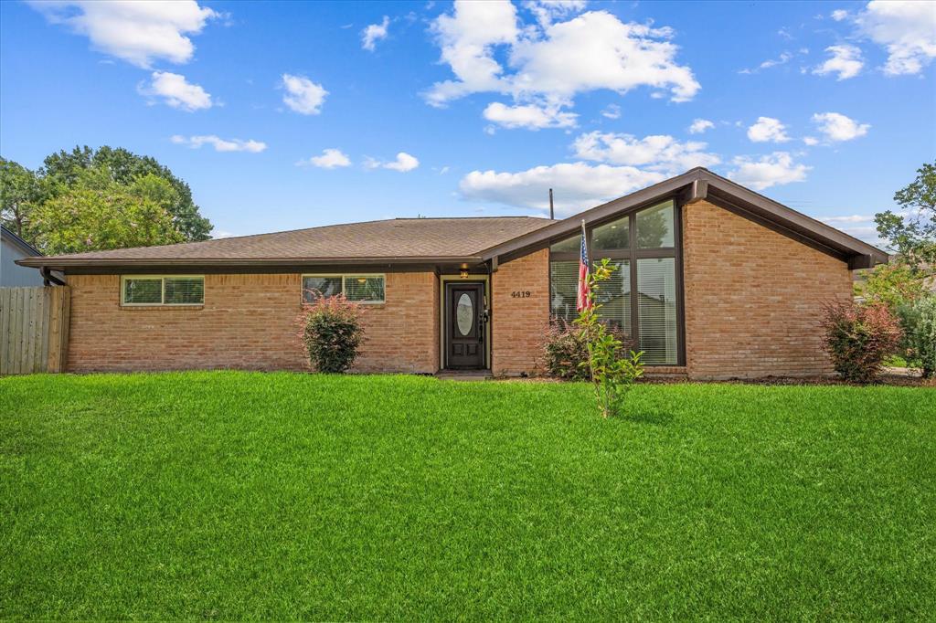 a view of a house with backyard and garden