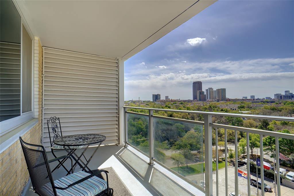 Living roomwith gorgeous views overlooking the covered patio, Turtle Creek and Dallas skyline. Virtually staged. 