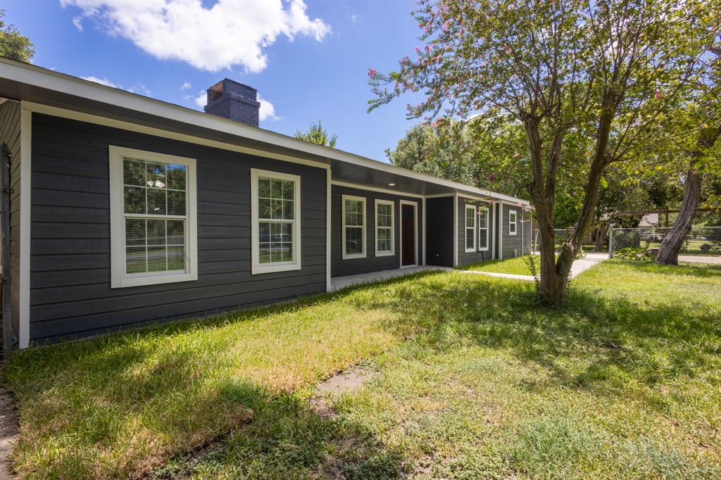 a view of a house with backyard and garden