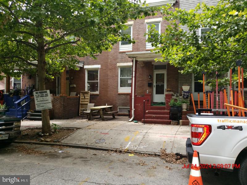 a view of a house with backyard