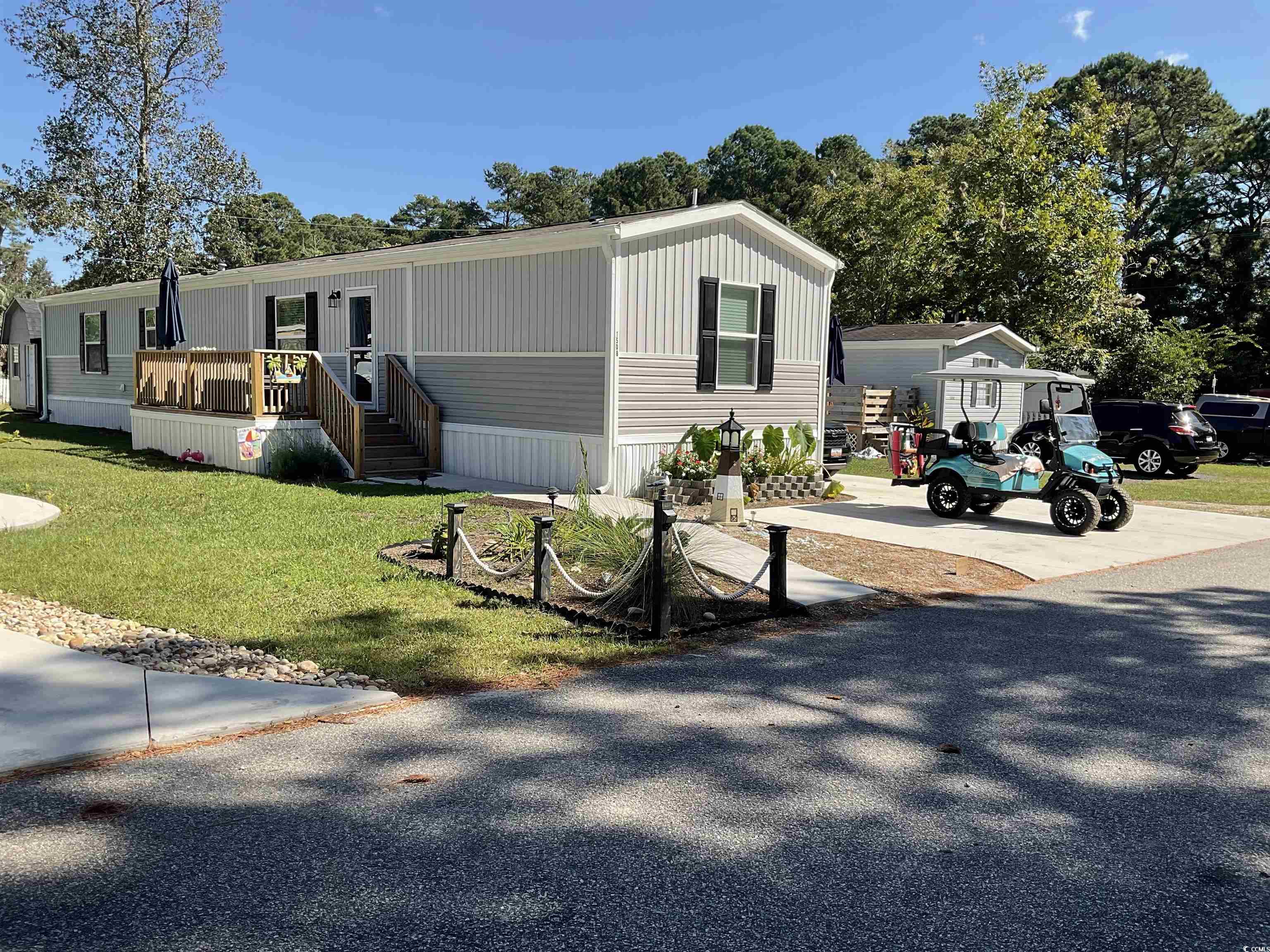 Manufactured / mobile home with a front lawn