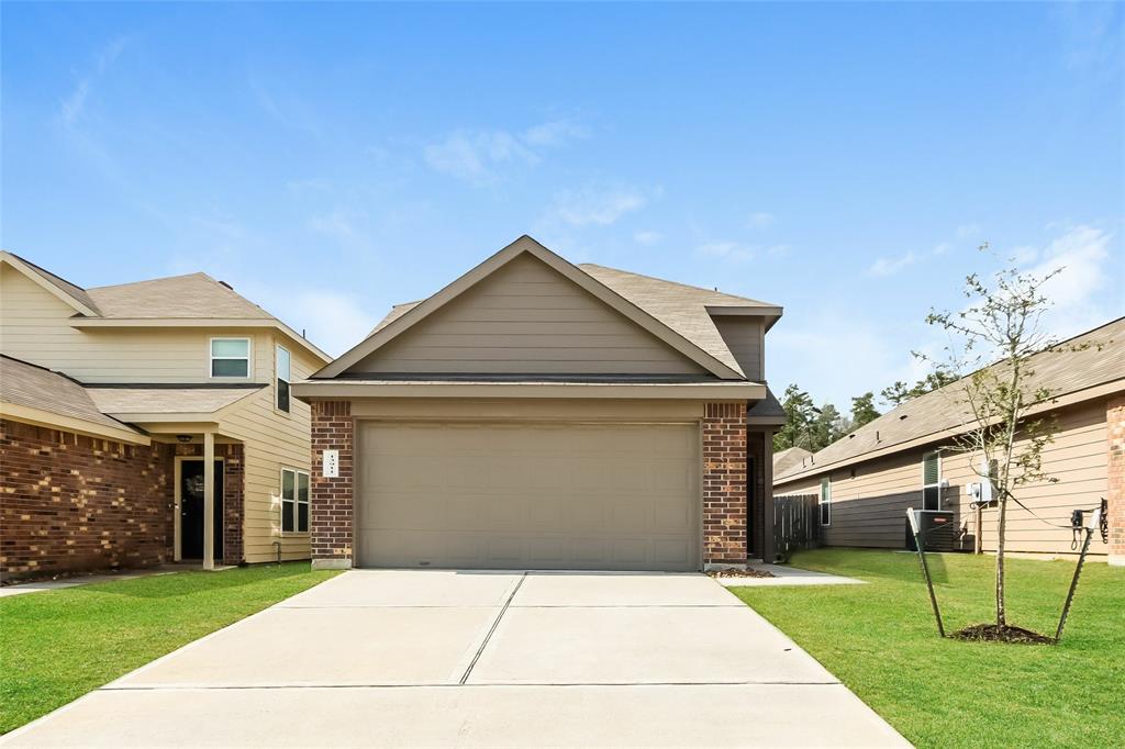 a front view of house with yard